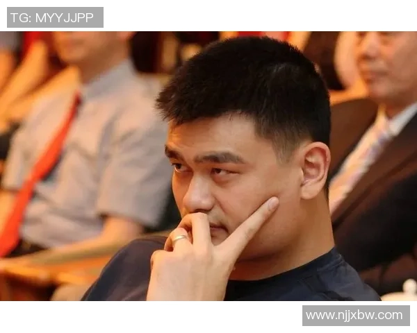 姚明在篮球事业与社会责任间的双重压力下如何应对挑战与机遇