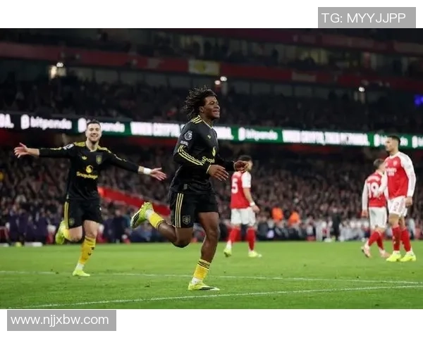 中超精彩对决曼联大胜阿森纳神奇扑救点燃全场热情 中超精彩对决曼联大胜阿森纳神奇扑救点燃全场热情