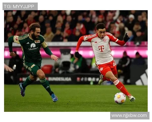 欧冠激战：拜仁逆转那不勒斯乌龙球瞬间点燃全场激情与十大精彩进球回顾